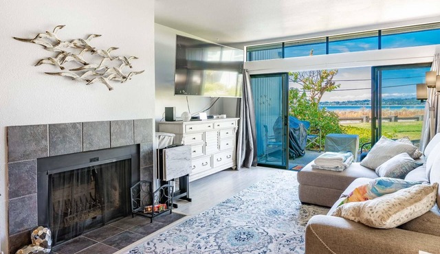 Water Front, beach access, indoor pool, BBQ , JL103