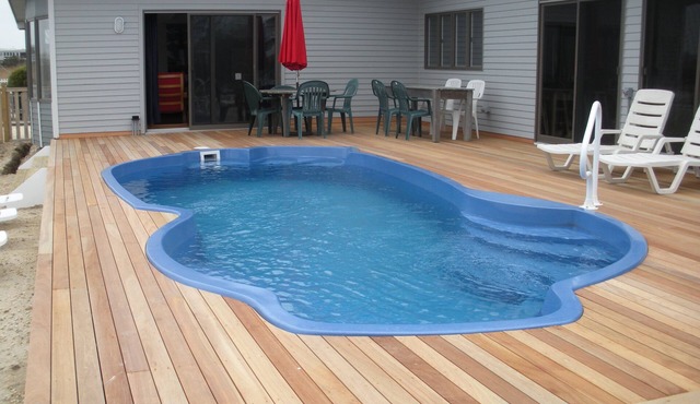 Waterfront-H'cap and Pet Friendly-Sleeps 12-htd pool- By Owner