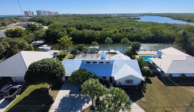 Waterfront Retreat with Private Lift-Dock, Dine and Unwind- 3 Bed 2 Bath Home