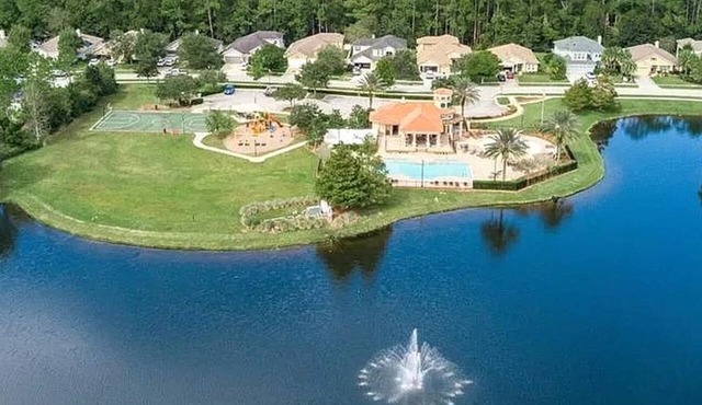 Waterfront Retreat with Fireplace and Modern Amenities in St. Agustin, Florida