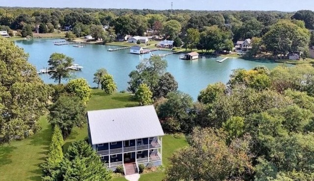Waterfront Spacious 5-bedroom vacation home with WiFi and AC in delightful Deale