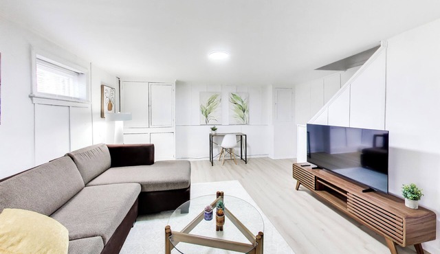 Welcoming 4bed townhome in DC 8 minute walk to Metro Train Station - Orange Line