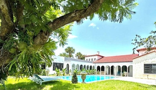 West Palm Beach- Mediterranean Estate -Heated Pool -6 bedrooms/4 bath- Sleeps 14
