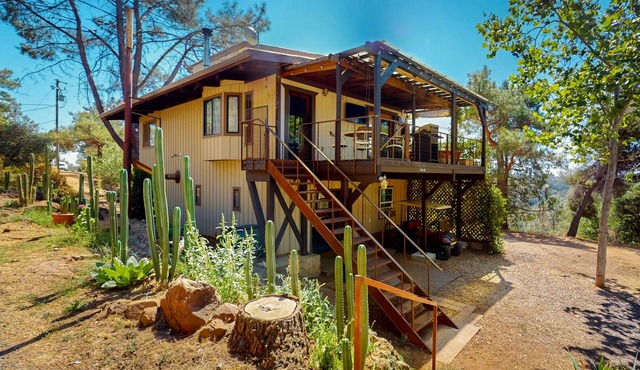 Zen Mountain Retreat hideaway with sweeping views, outdoor space, & W/D