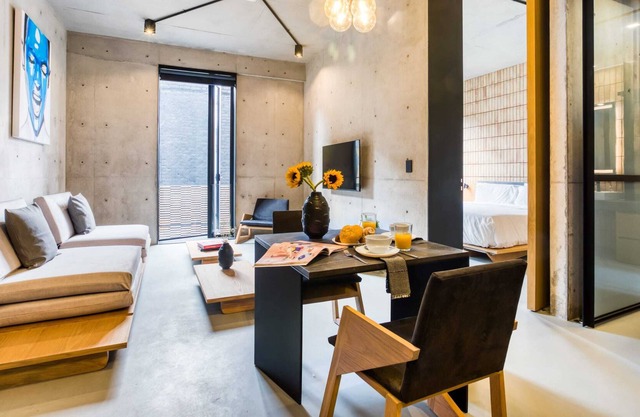 Apt w/2 Extra Futons | Rooftop+Gym| 24/7 Security | Trendy Neighborhood