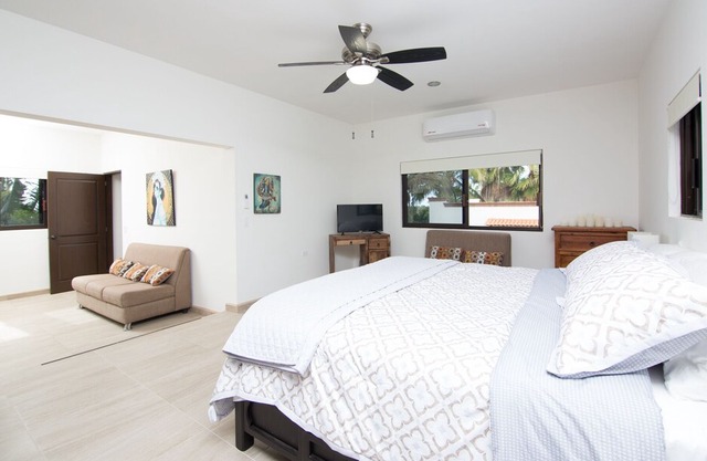 Casa Cascada View casita !! a private palm and pool oasis minutes to the beach !
