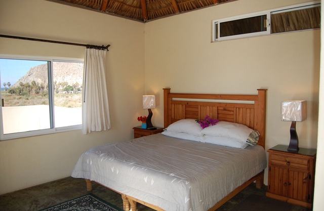 Pescadero Palace 3BR Guest House w/ Pool, Jacuzzi, and in front of Surf!