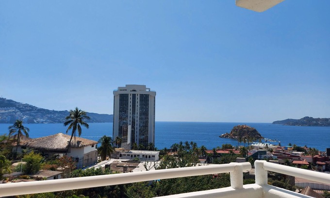 Farallon Apartment | Amazing Acapulco bay view apartment with pool - near the beach