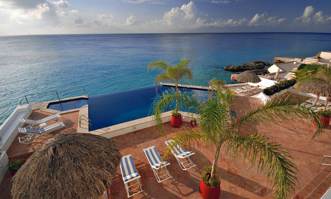 Zona Hotelera Norte Condo | Elegant Oceanfront Condo with Double Master Suites