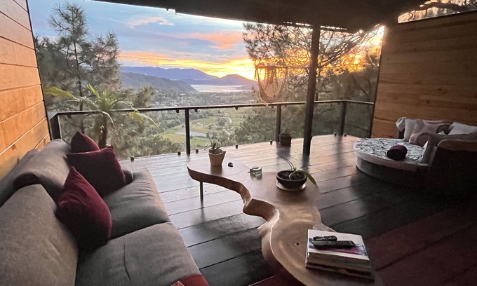 El Santuario Cabin | Mi Refugio Nordico, Cabaña en lo Alto de una Colina con Vista al Lago