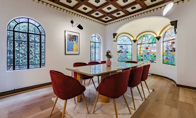 Anahuac House | Spacious Home Ideal for Groups - Outdoor Dining, BBQ, Workspace