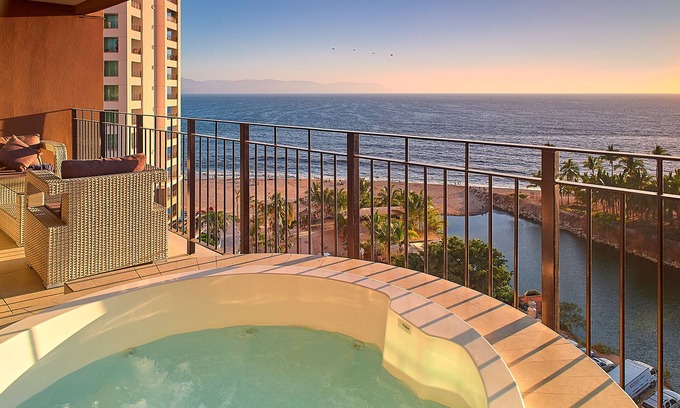 South Hotel Zone Condo | ✪Stylish Beachfront Condo ✪Trendy location ✪Private jacuzzi @balcony