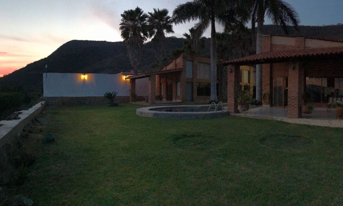 Chantepec Cottage | Villa Colibrí spectacular view of the lake we use 100% renewable energy