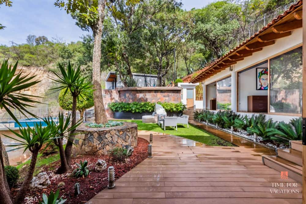 El Santuario Villa | NEW Lakeview Home Heated Pool Whirlpool Tennis