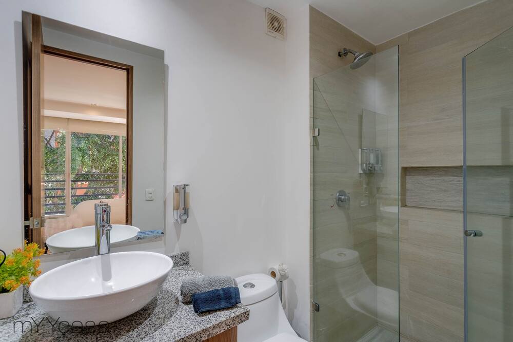 Photo of Bathroom in Anahuac