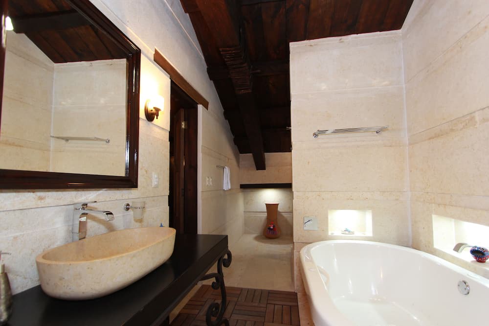 Photo of Bathroom in De La Merced