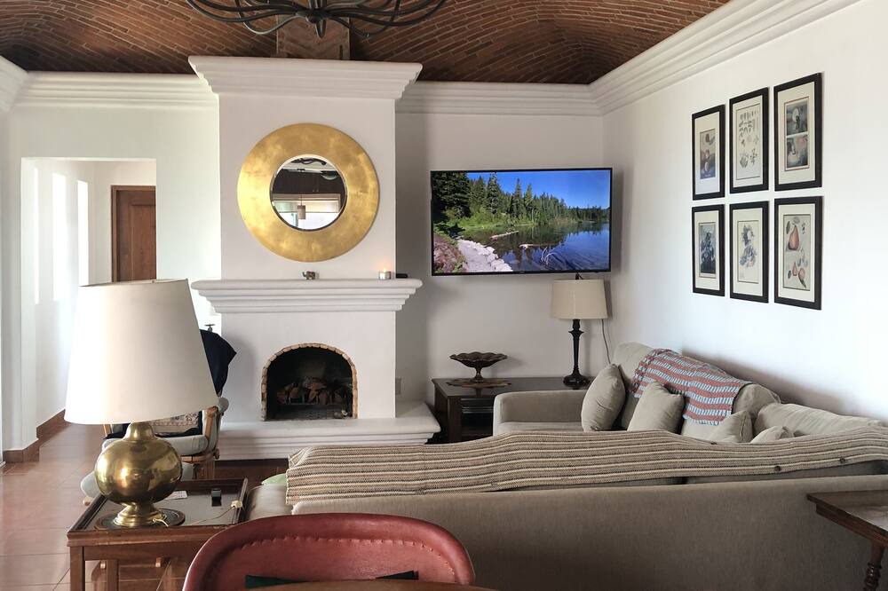 Photo of Livingroom in Raquet Club