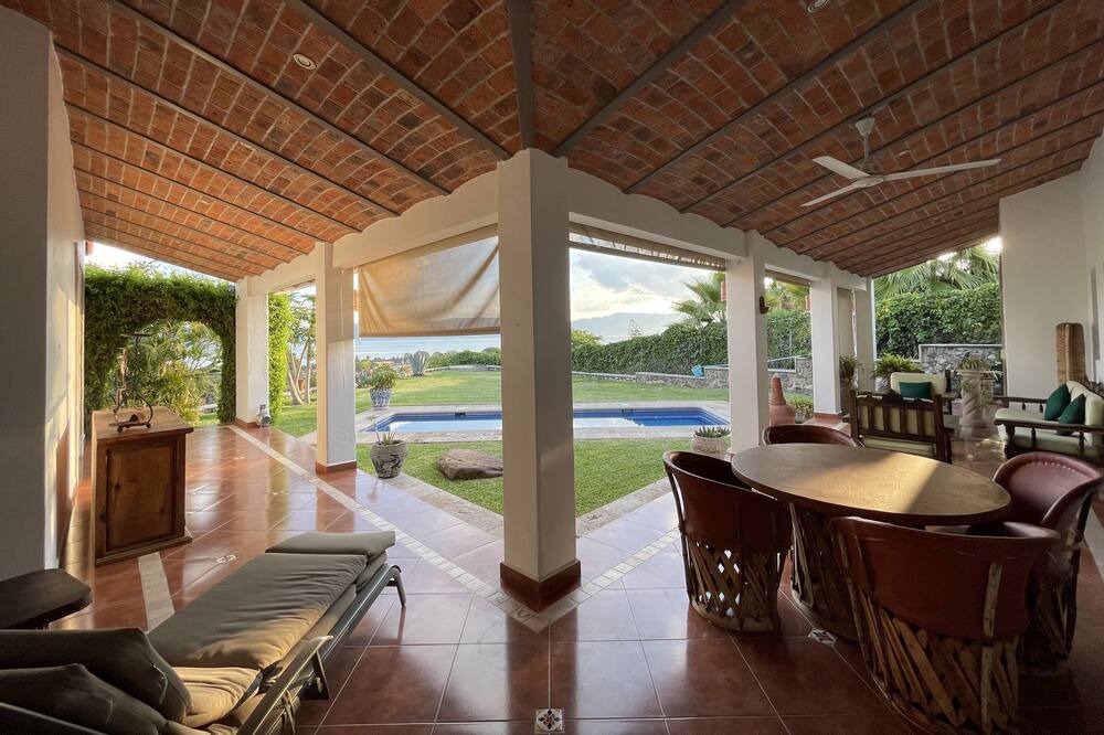 Photo of Livingroom in Raquet Club