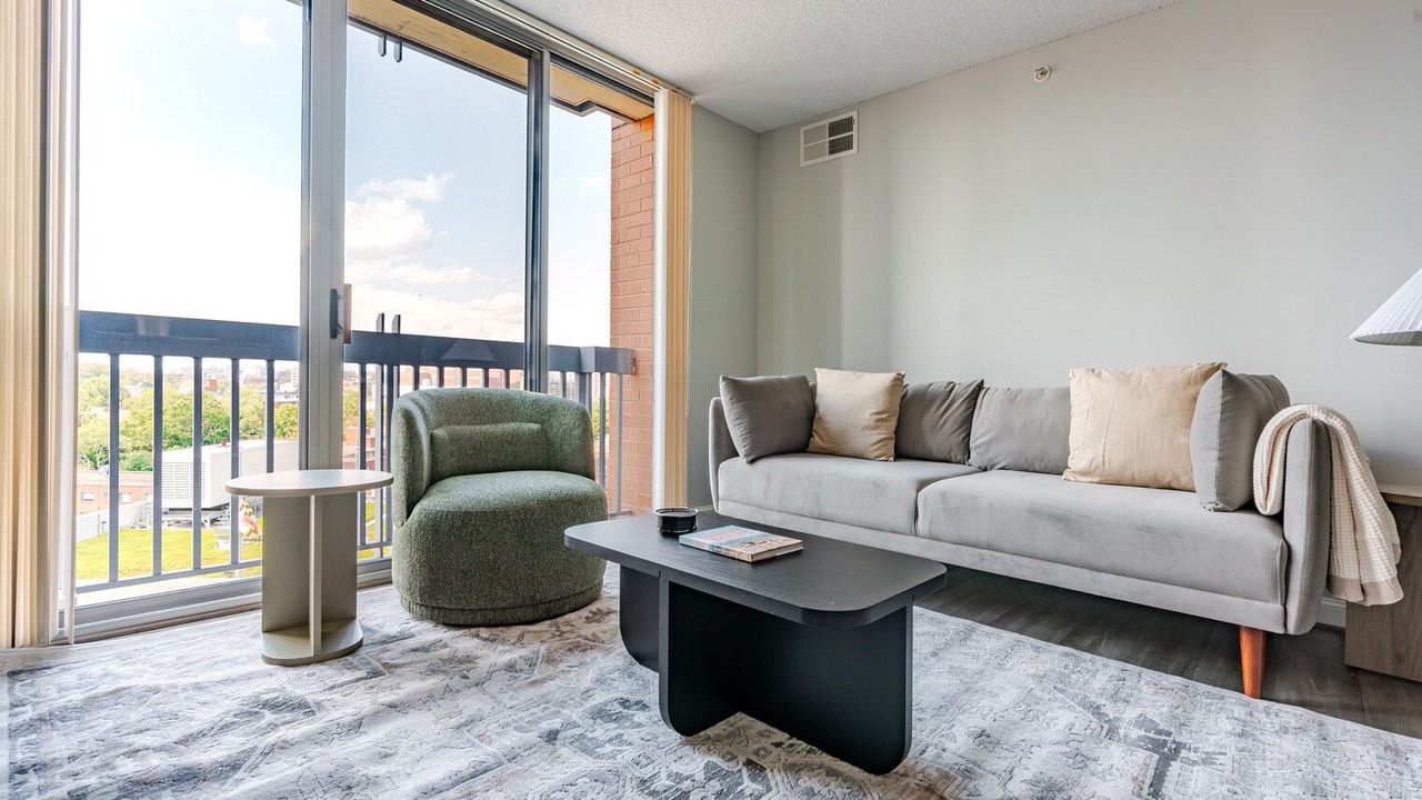 Photo of Livingroom in Woodmont Triangle