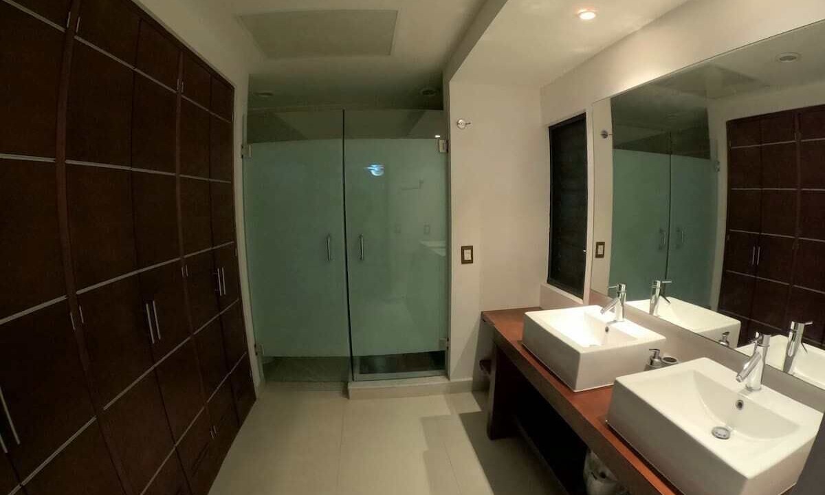 Photo of Bathroom in R
