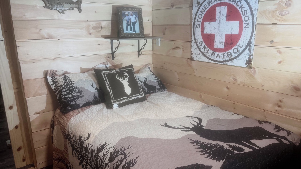 Photo of Bedroom in Courthouse-Collins Settlement