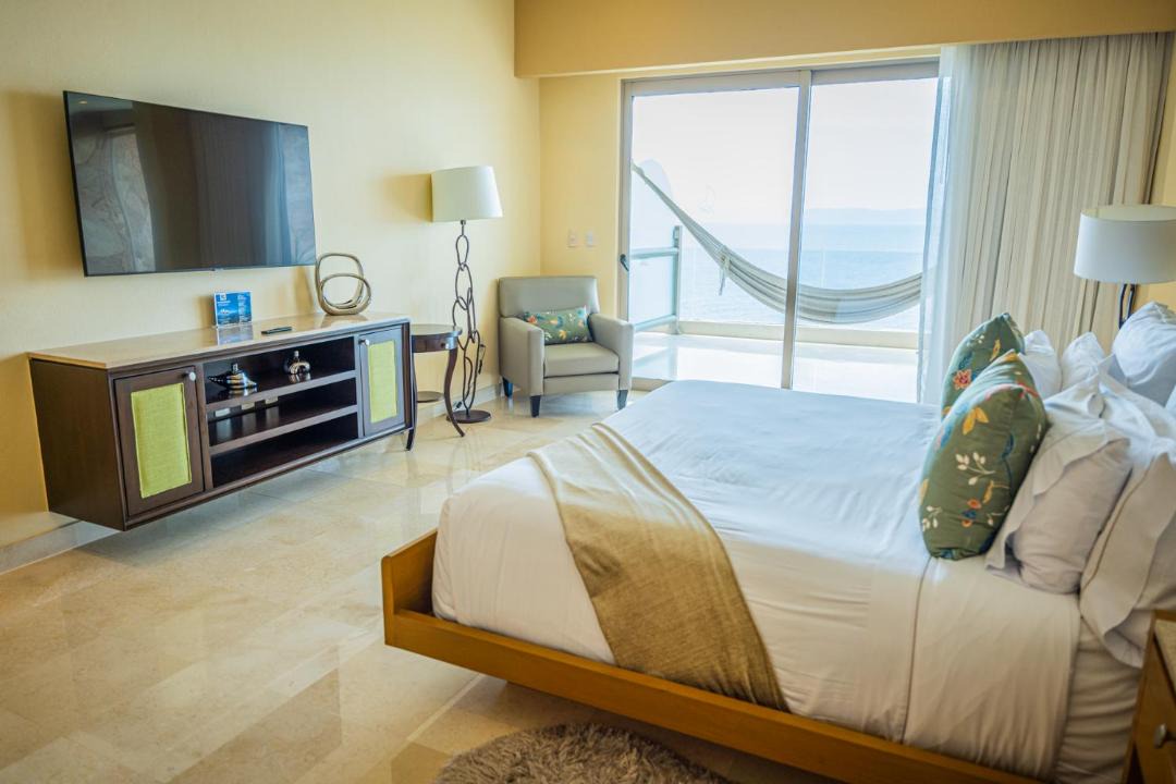 Photo of Livingroom in South Shore Hotel Area