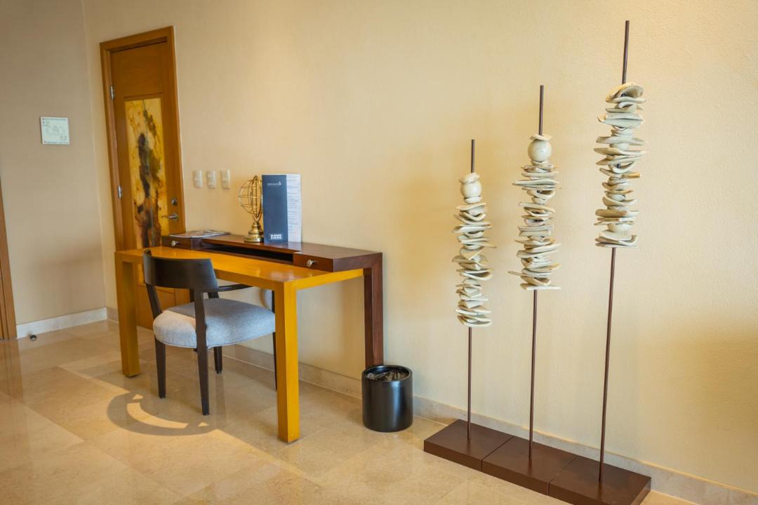 Photo of Livingroom in South Shore Hotel Area
