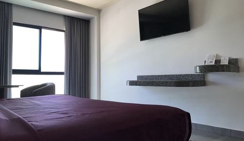 City Room, 1 King Bed