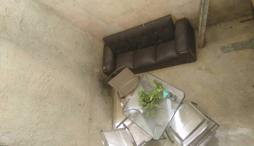 Habitación básica con baño