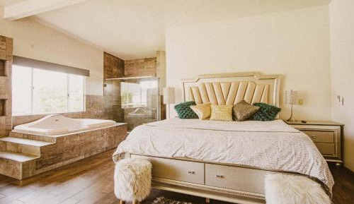 King Suite with Pool View