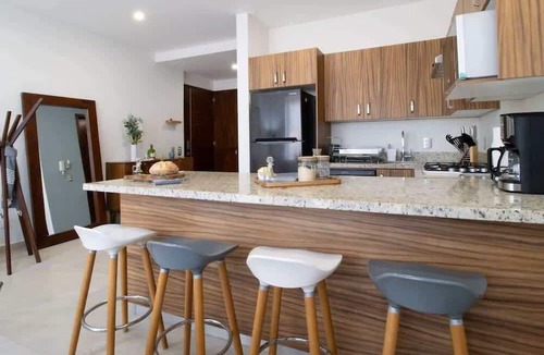 North Hotel Zone Apartment | Ocean View Roof Pool BBQ Gym, Walk to Beach